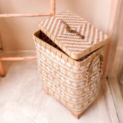 Alternative view of Wasmand met deksel DARI Handgeweven van bamboe met een beige wit zigzagpatroon