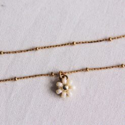 Fijn enkelbandje van roestvrij staal met madeliefjebloem – crème/goud
