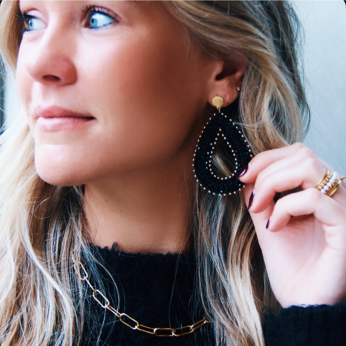 Statement earring woven facet drop - black - Afbeelding 3