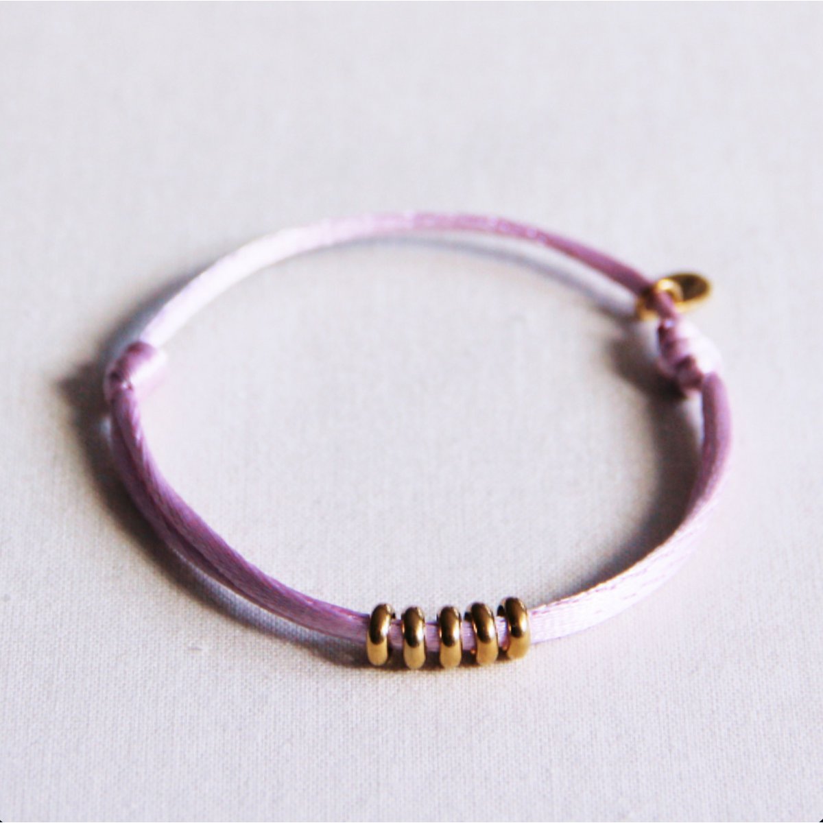 Satijnen armband met ringen – lila/goud