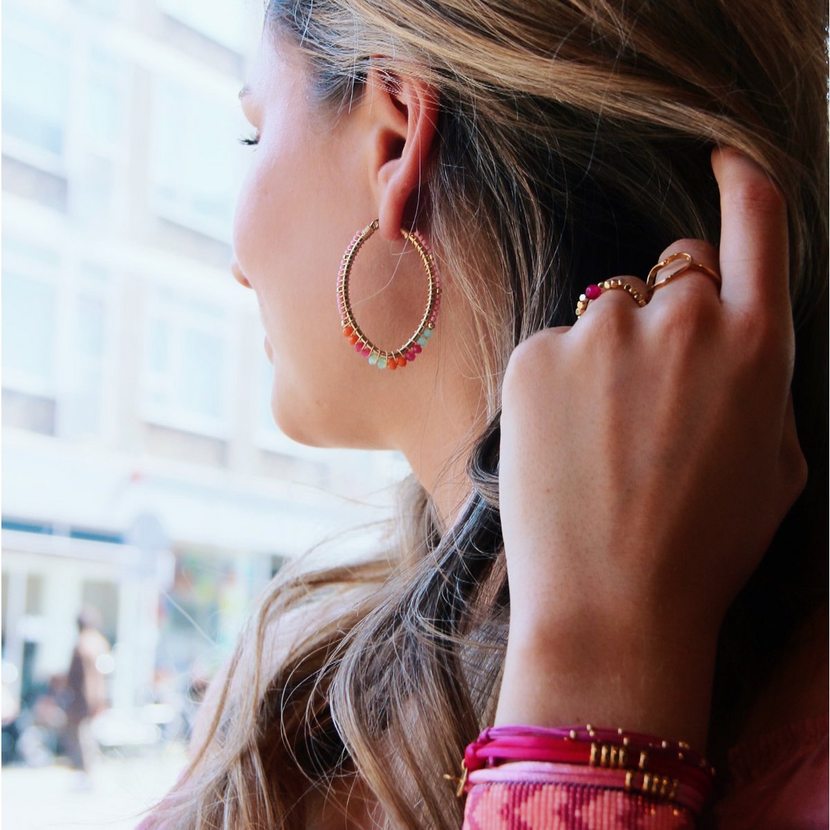 Ovale hoepel oorbellen met facetten en miyukis - rood/roze - Afbeelding 2