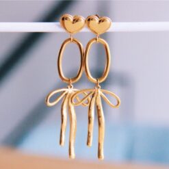 Statement oorbel met elegante strikhanger