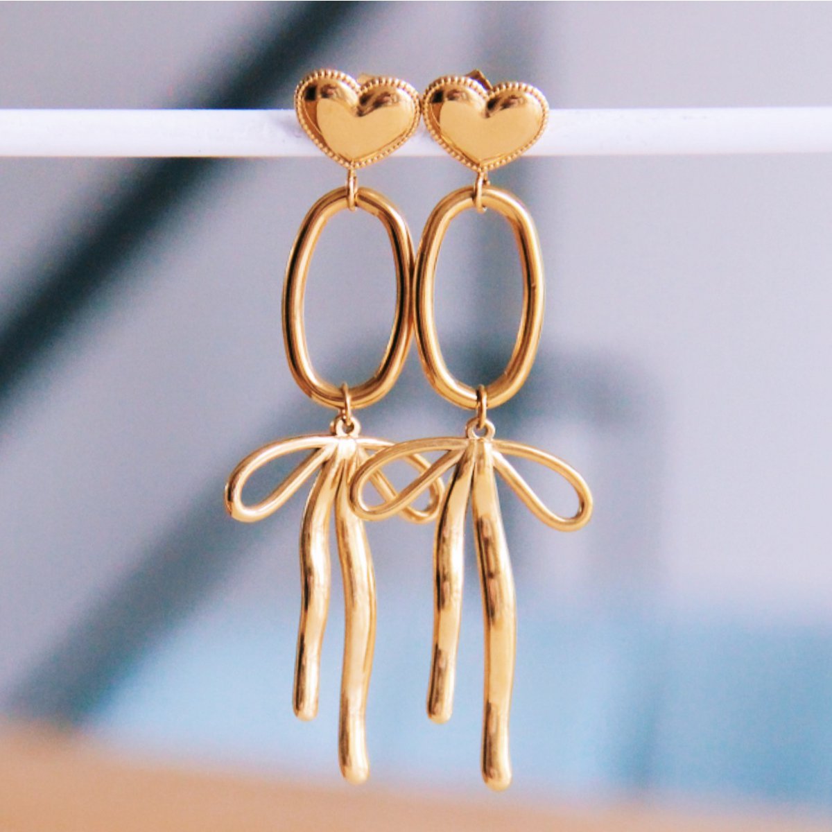 Statement oorbel met elegante strikhanger