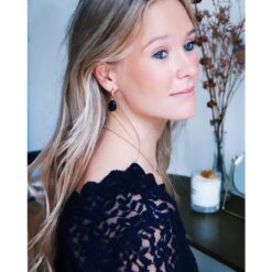 Alternative view of Brede oorringen met glanzende druppel - zwart