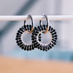 RVS oorbel met ronde facet hanger - zwart/zilver