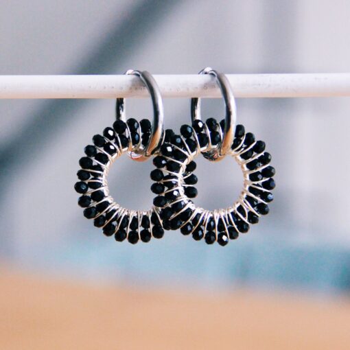 RVS oorbel met ronde facet hanger - zwart/zilver