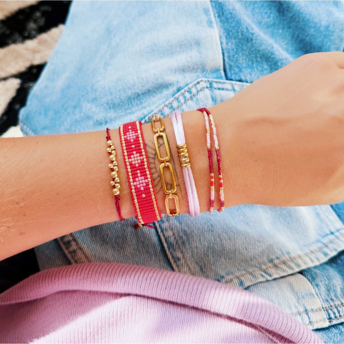 Satijnen armband met goudkleurige kralen - Bourgondië - Afbeelding 2