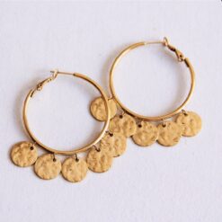 Oorring met gemaakte munten