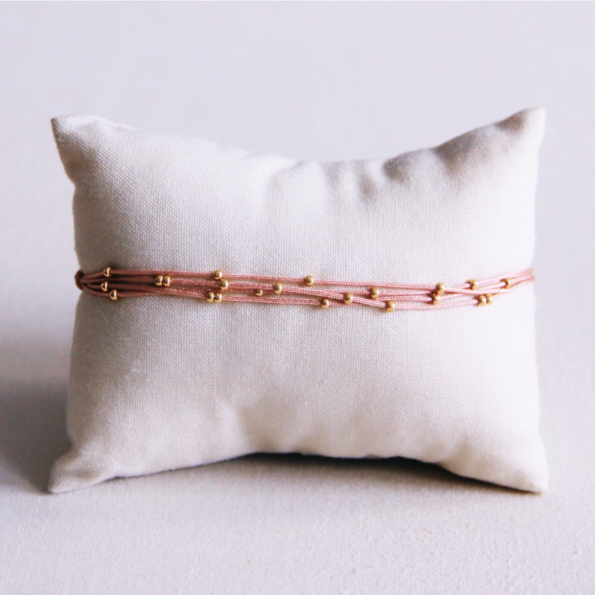 Viervoudige satijnen armband met kralen - oud roze - Afbeelding 2