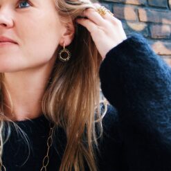 Alternative view of RVS oorbel met ronde facet hanger - zwart/zilver