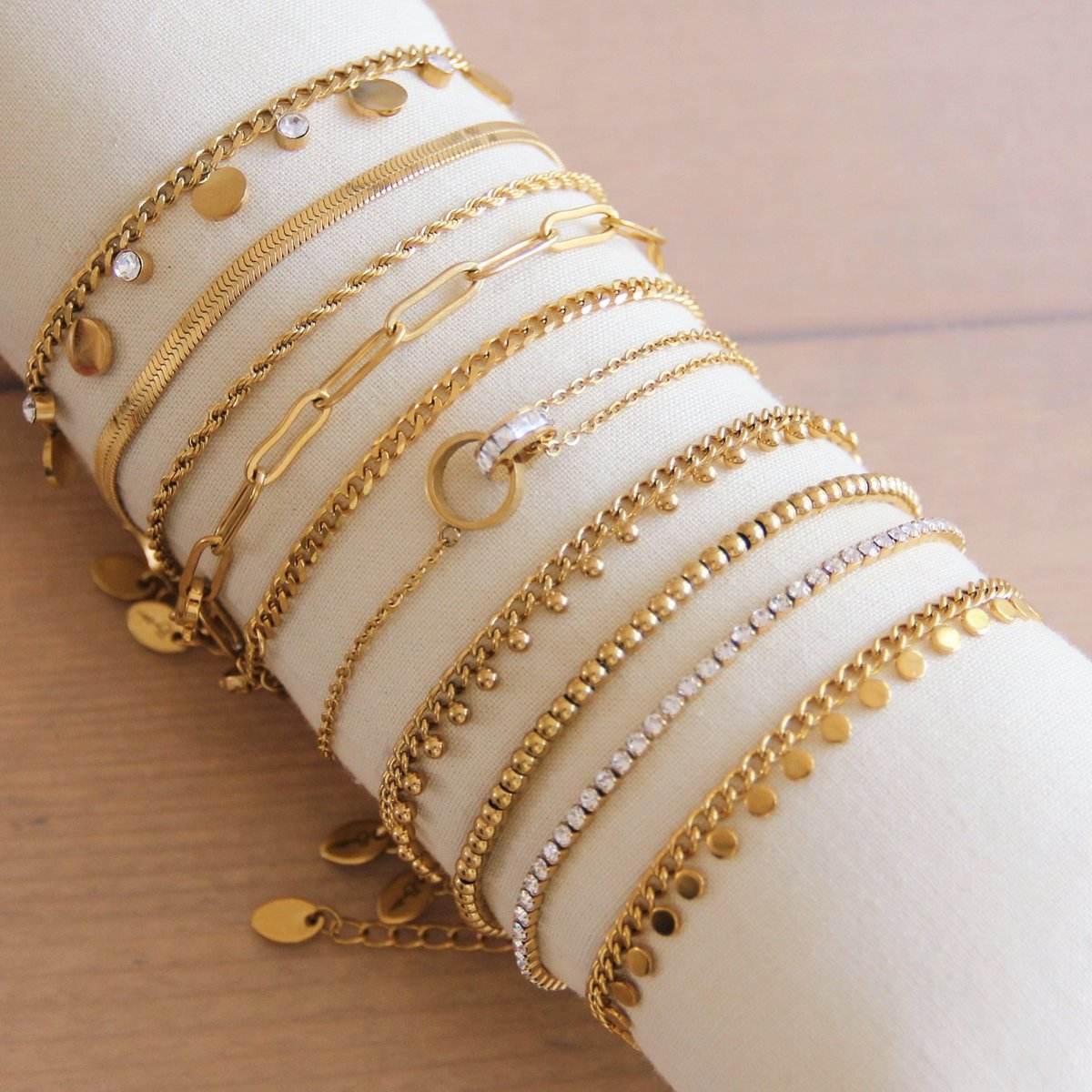 SA832: Stalen schakelarmband met muntjes - goud - Afbeelding 3