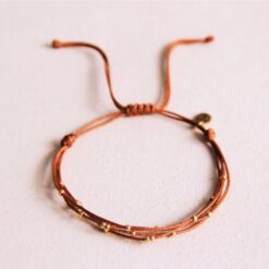 Viervoudige satijnen armband met kralen - cognac