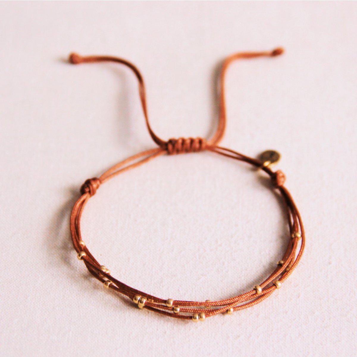 Viervoudige satijnen armband met kralen - cognac