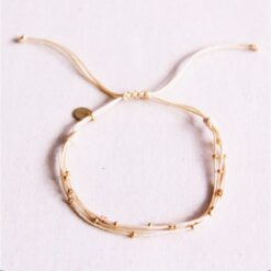 Viervoudige satijnen armband met kralen - zand