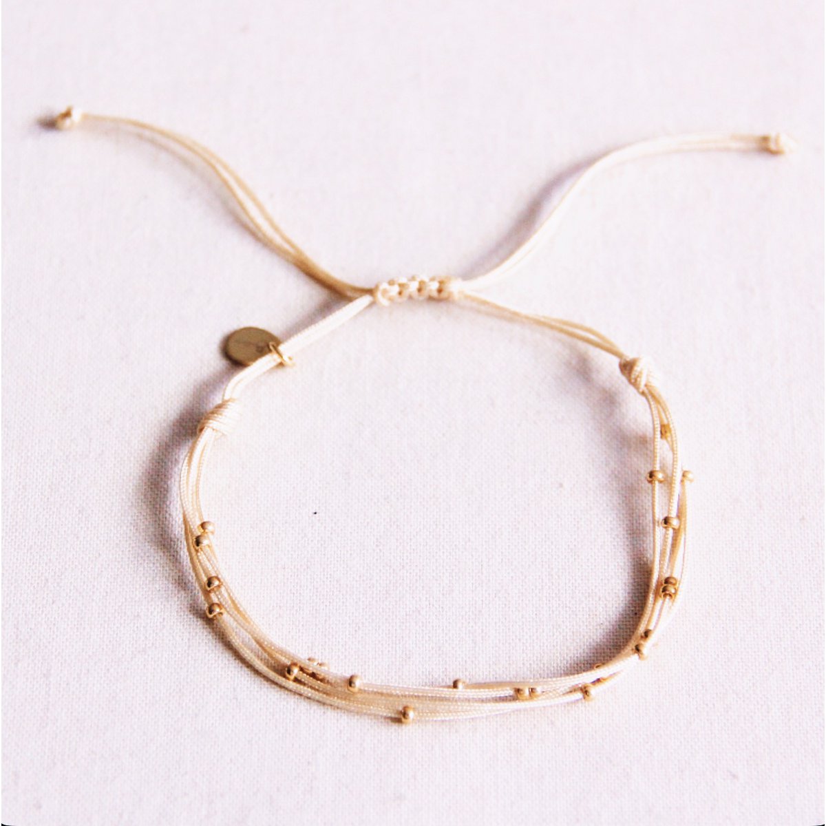 Viervoudige satijnen armband met kralen - zand