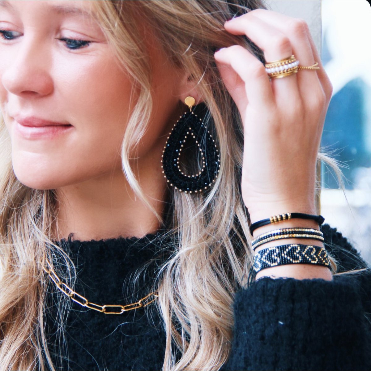 Statement earring woven facet drop - black - Afbeelding 4