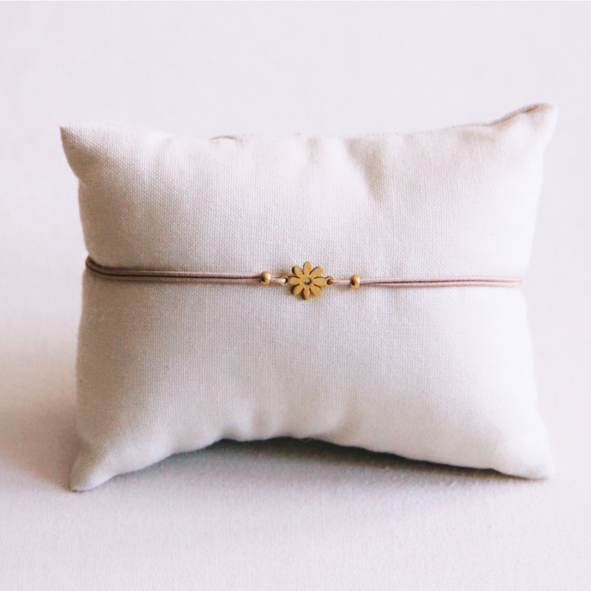 Elastische armband met minibloem - taupe