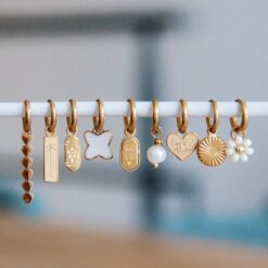 Alternative view of RVS oorringen met 'madeliefjebloem' - creme/goud - SS382