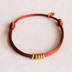 Satijnen armband met ringen - cognac/goud