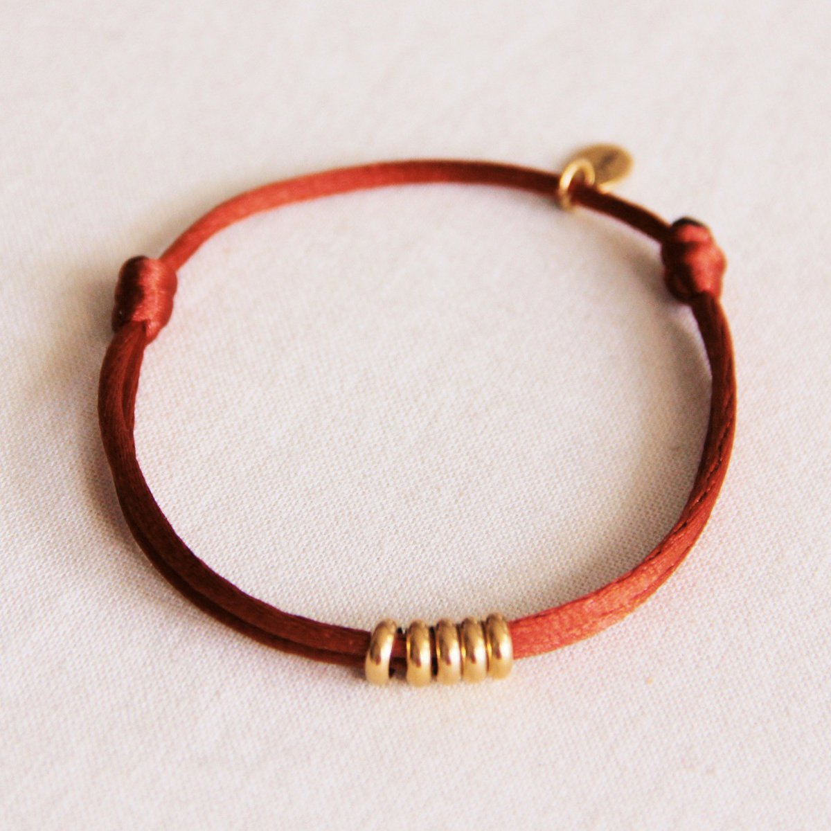 Satijnen armband met ringen - cognac/goud