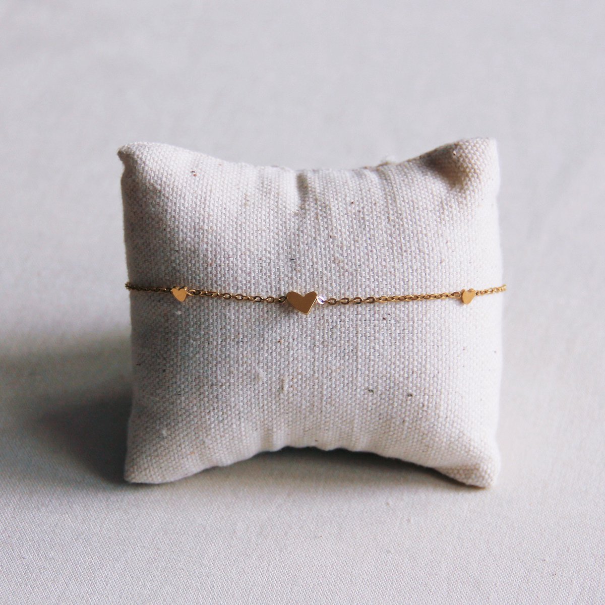 Fijne roestvrijstalen armband met 3 mini hartjes - goud