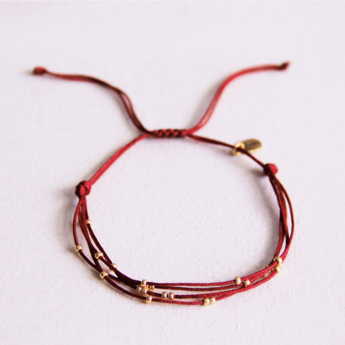 Viervoudige satijnen armband met kralen - Bordeaux