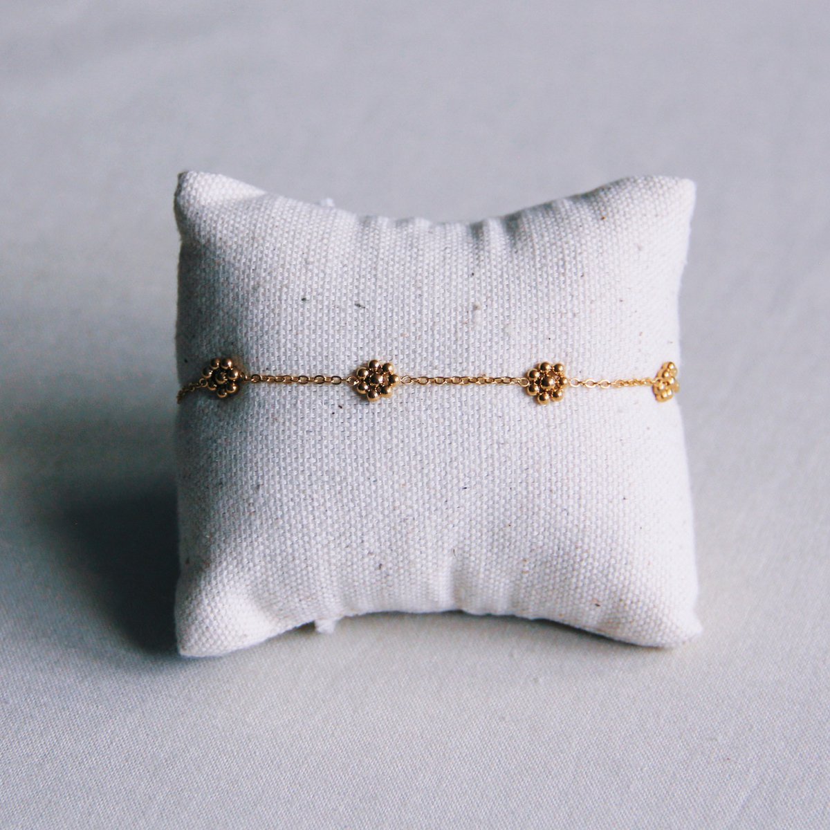 Roestvrij stalen armband met fijne madeliefjesbloem - goud - Afbeelding 2