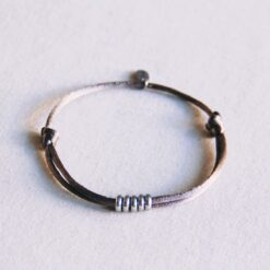 Satijnen armband met ringen β taupe/zilver