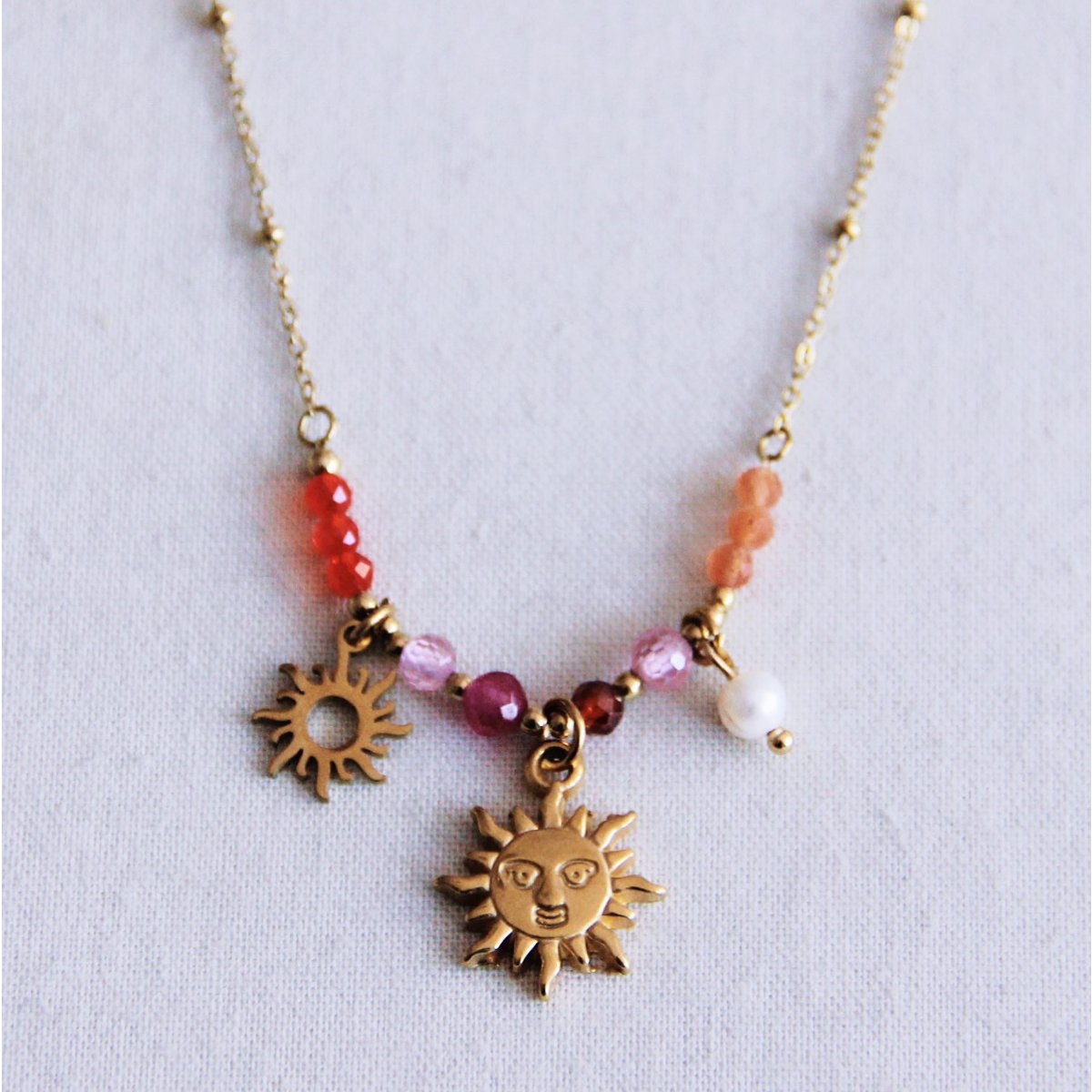 Fijne ketting met facetten, parel en zonnekarme