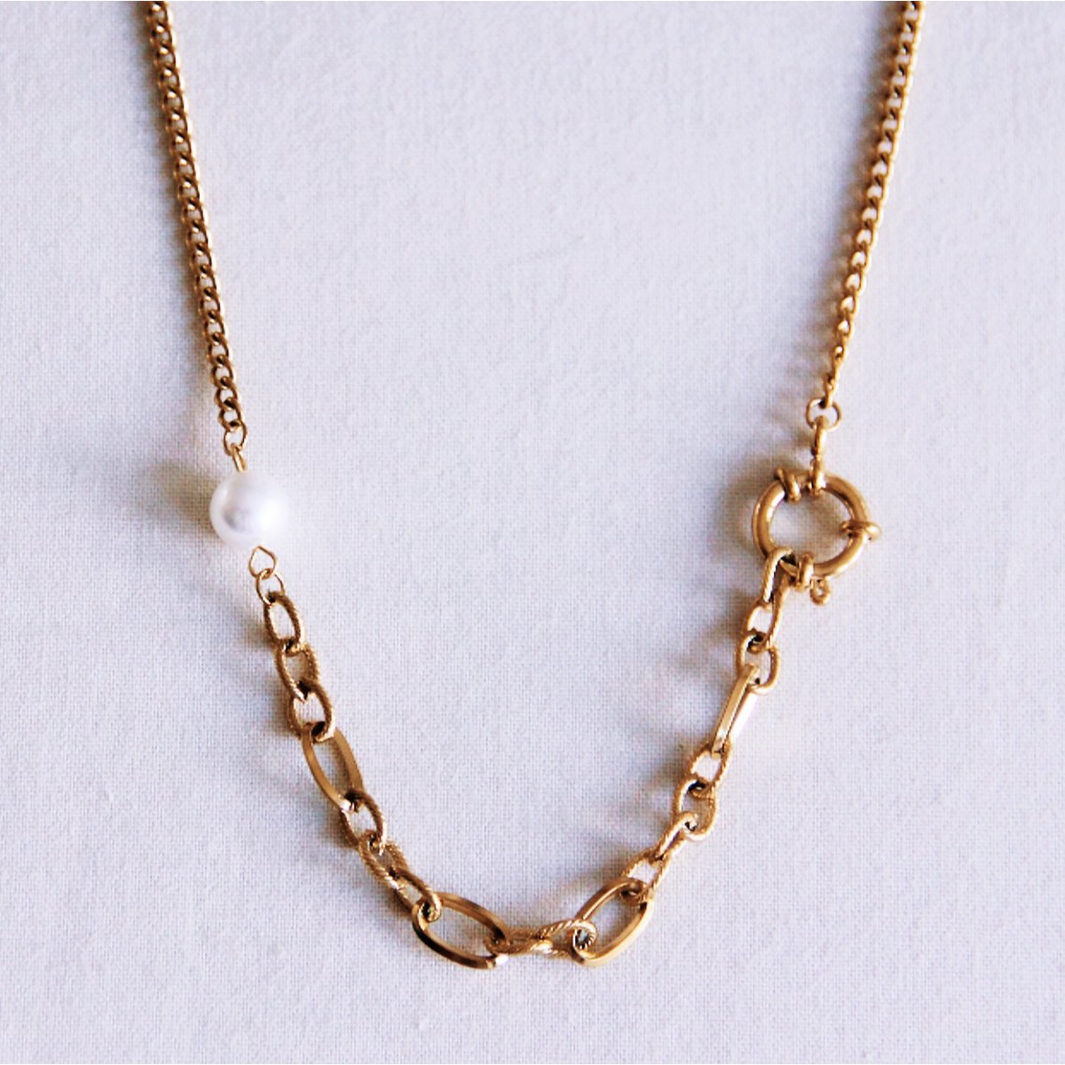 Schakelketting met ronde sluiting, parel en versierde schakels