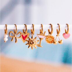 Alternative view of Roestvrijstalen hoepel oorbellen met fantasyhart - felroze/goud