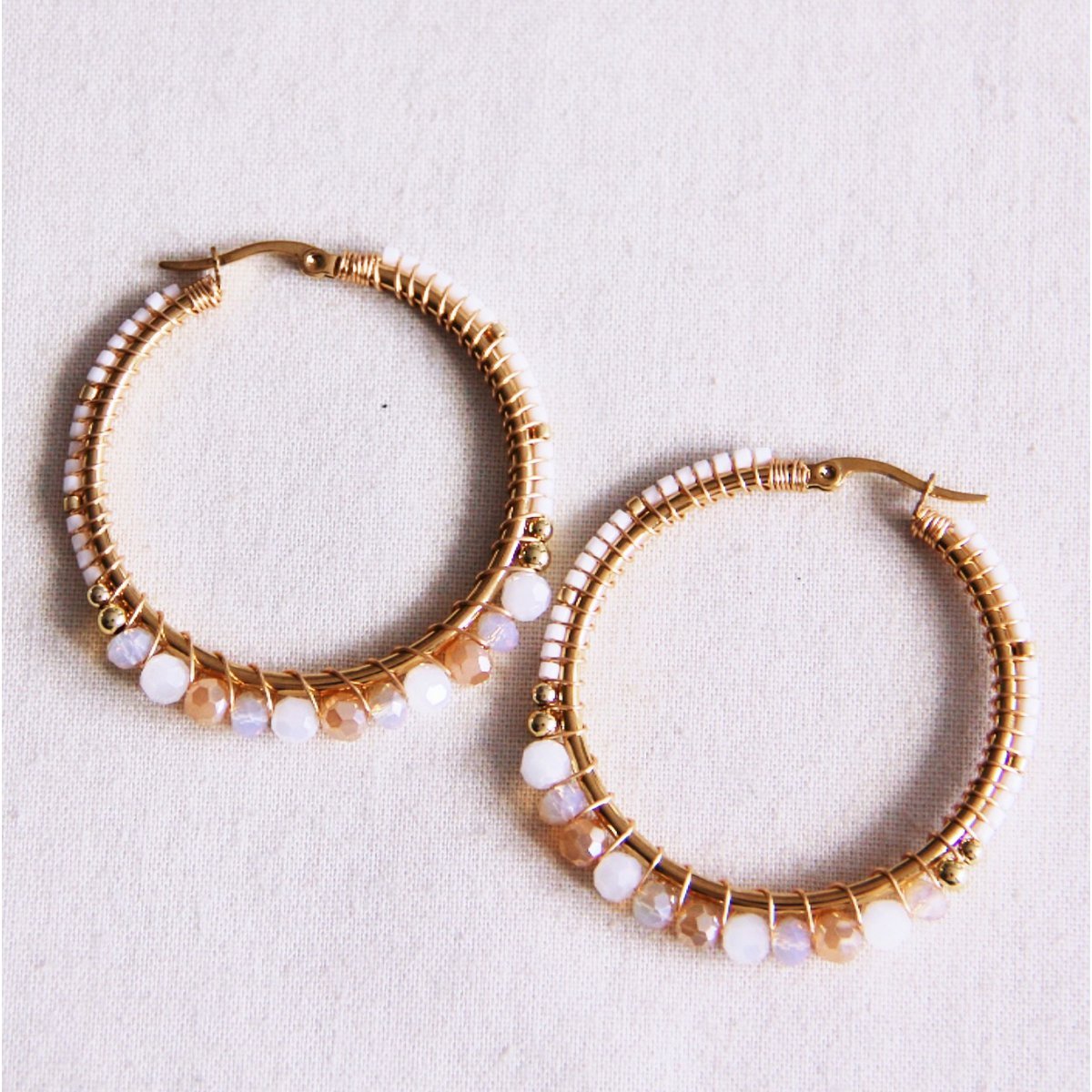 Ronde hoepel oorbellen met facetten en miyukis - naaktmix - Afbeelding 2