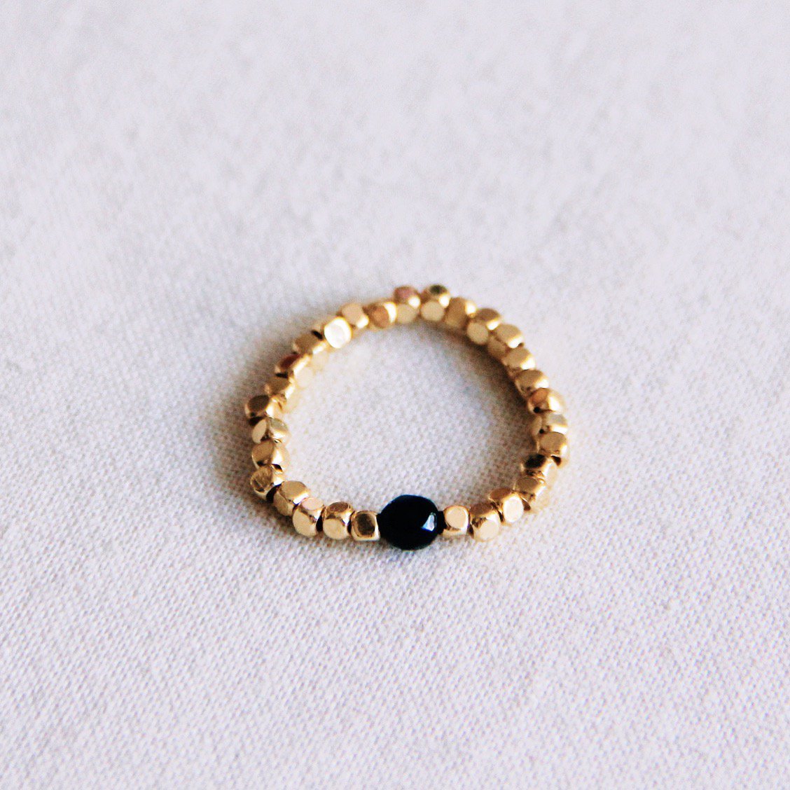 Elastische ring met natuursteen - zwart
