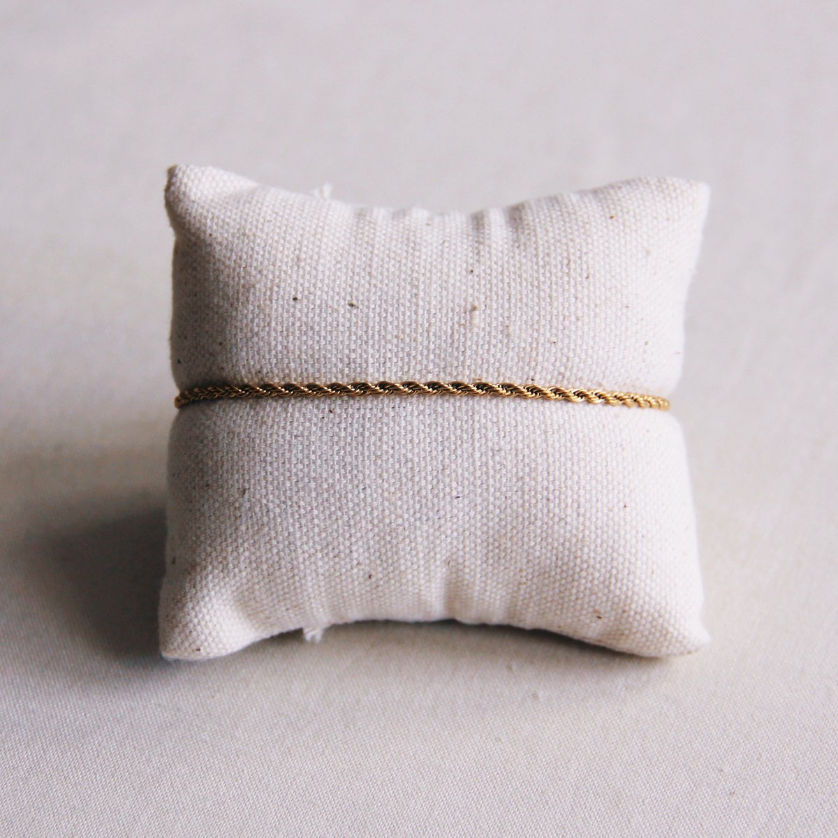 SA840: Stalen "twisted" armband klein – goud