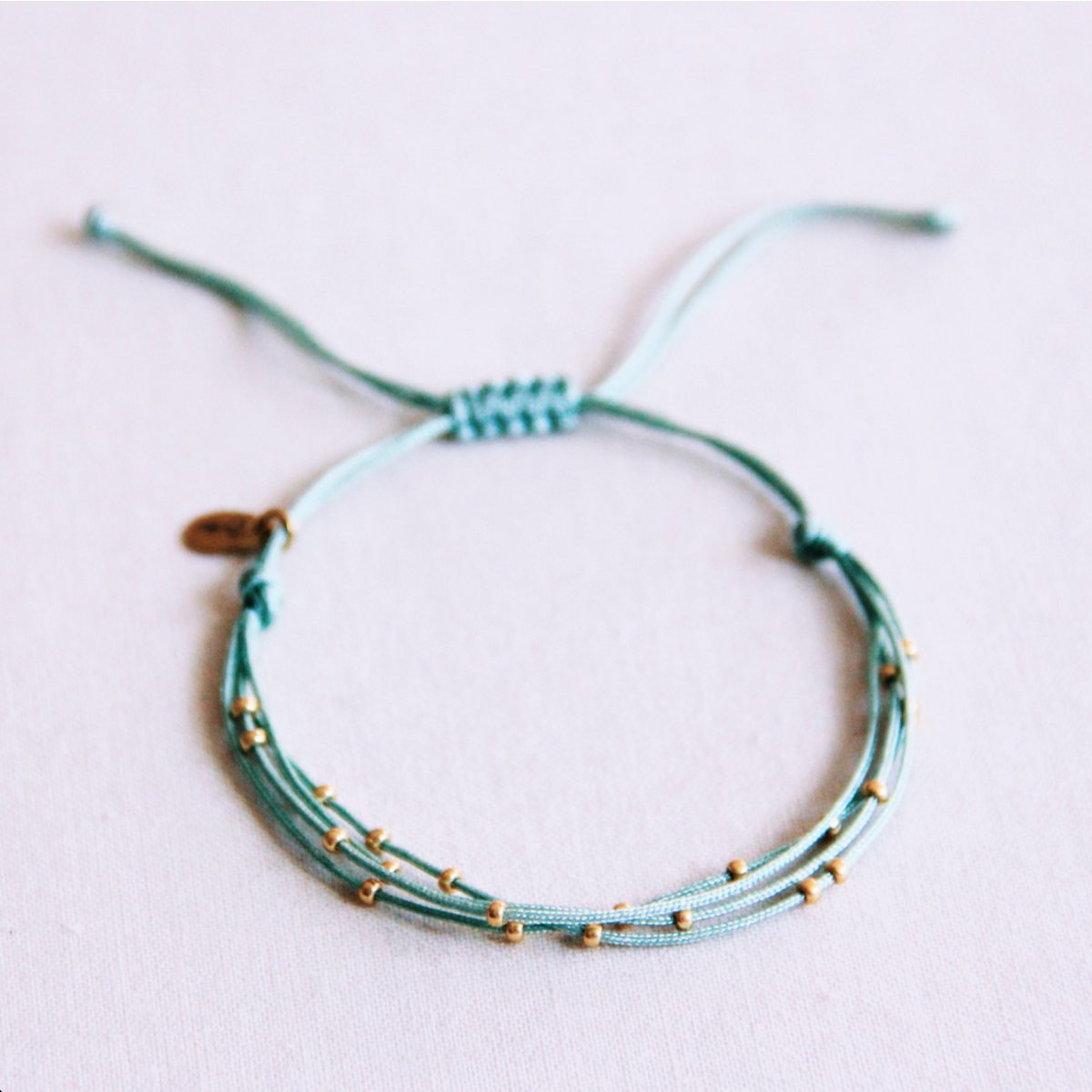 Viervoudige satijnen armband met kralen - oud groen