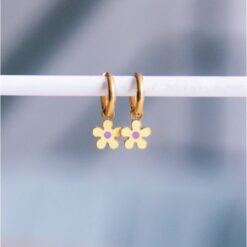 Roestvrijstalen hoepel oorbellen met bloem - lichtgeel/paars