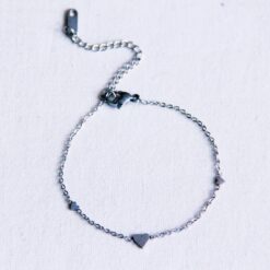 Edelstalen fijne armband met 3 mini hartjes – zilver