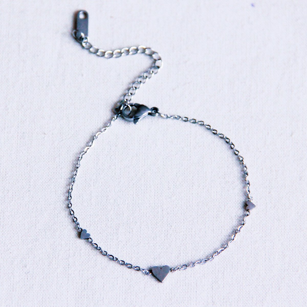 Edelstalen fijne armband met 3 mini hartjes – zilver