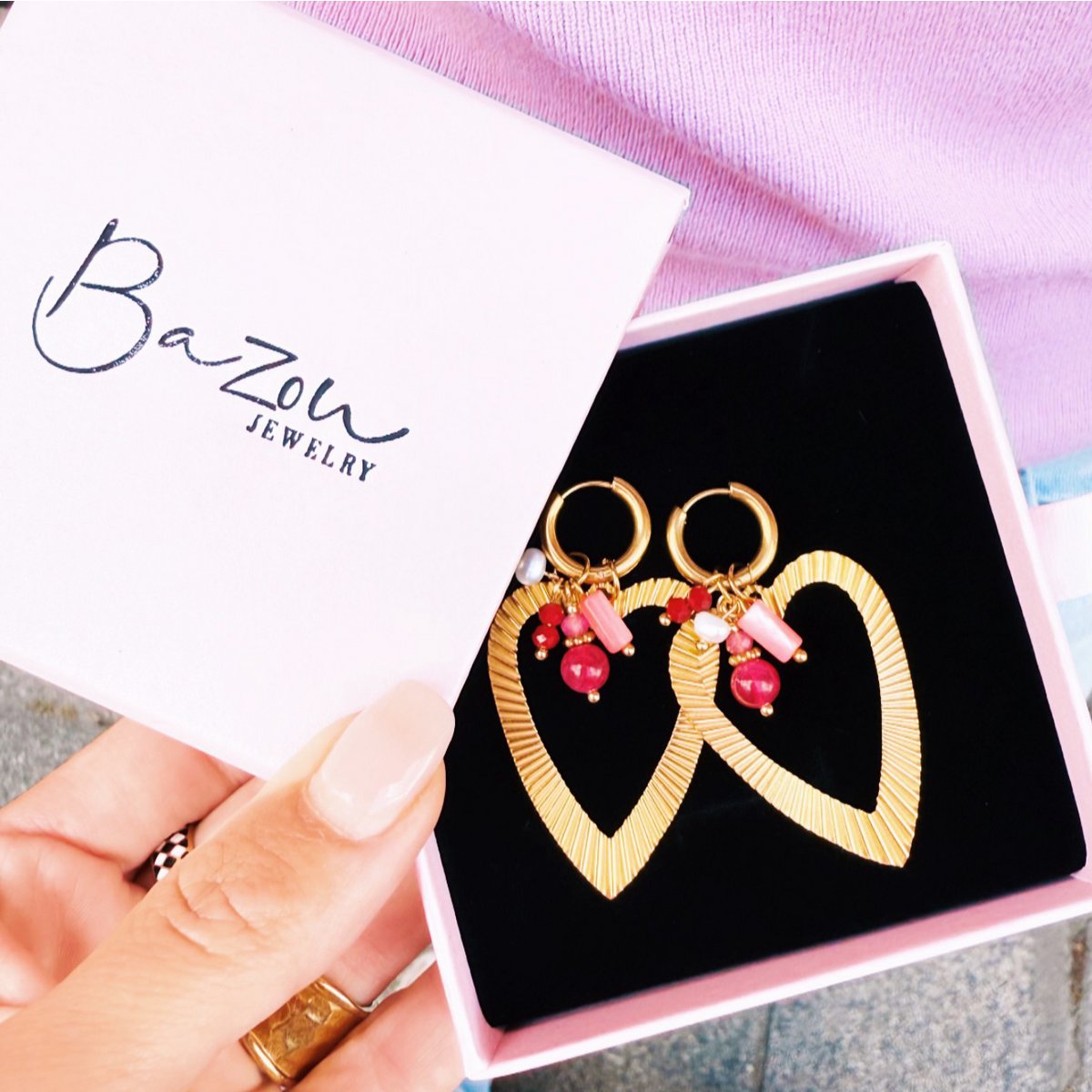 Oorrel met een cluster van edelstenen en een open hart - roze mix - Afbeelding 2