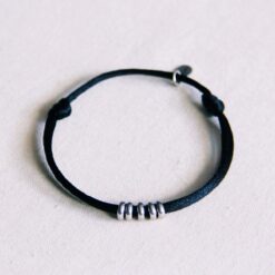Satijnen armband met ringen β zwart/zilver