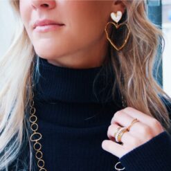 Alternative view of Statement oorbel met parelmoer en open hart