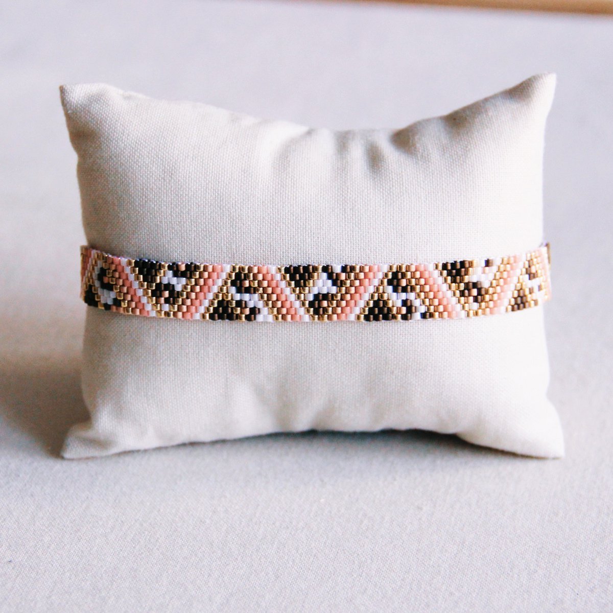 Weven armband met zigzag en luipaardprint - zalm/bruin/wit