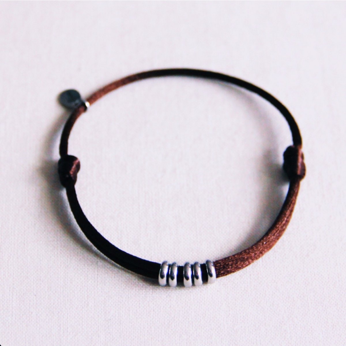 Satijnen armband met ringen – donkerbruin/zilver