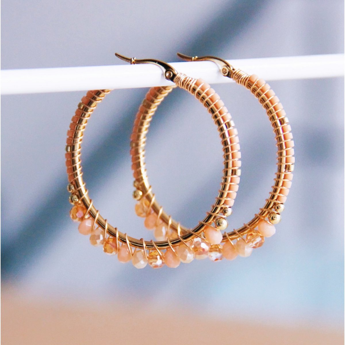 Round Hoop -oorbellen met facetten en Miyukis - Peach