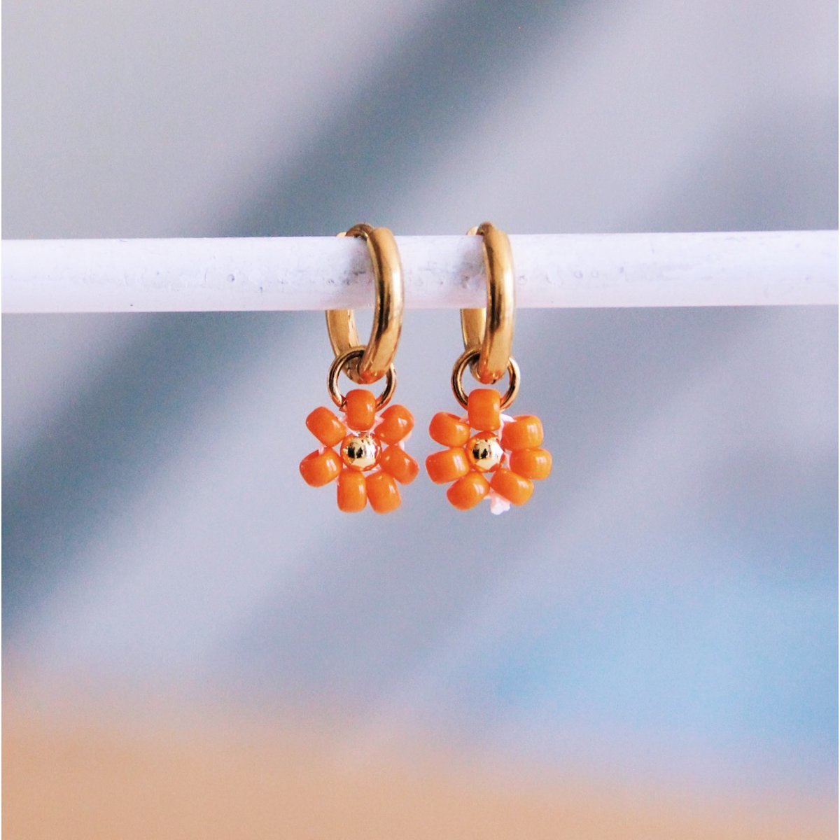 Roestvrijstalen hoepel oorbellen met madeliefje bloem - koraal