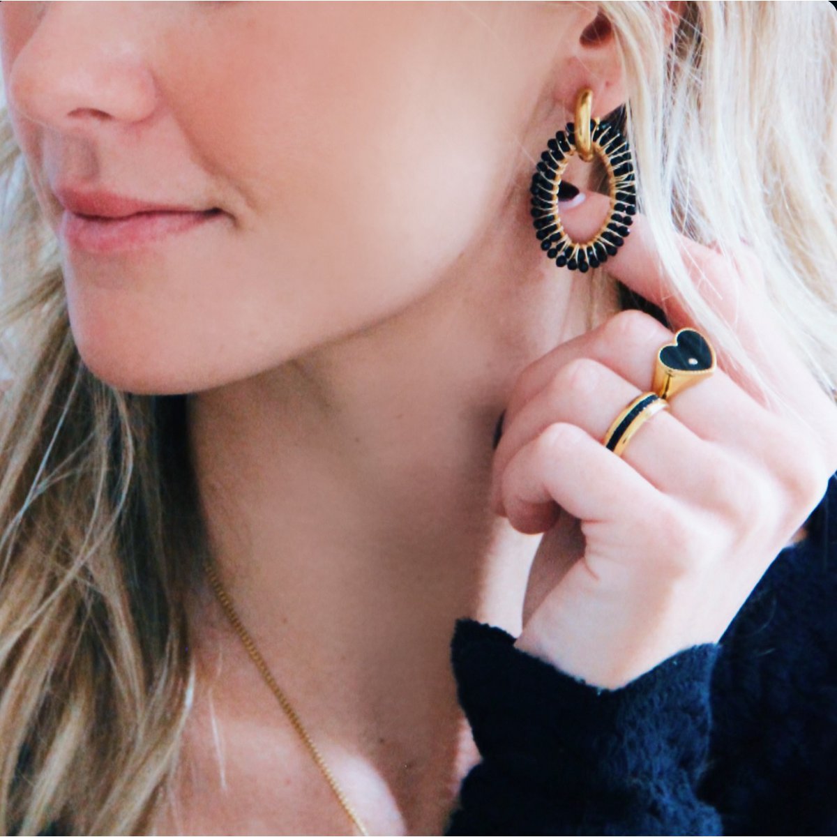 Brede oorbel met ovale facet hanger – zwart - Afbeelding 2