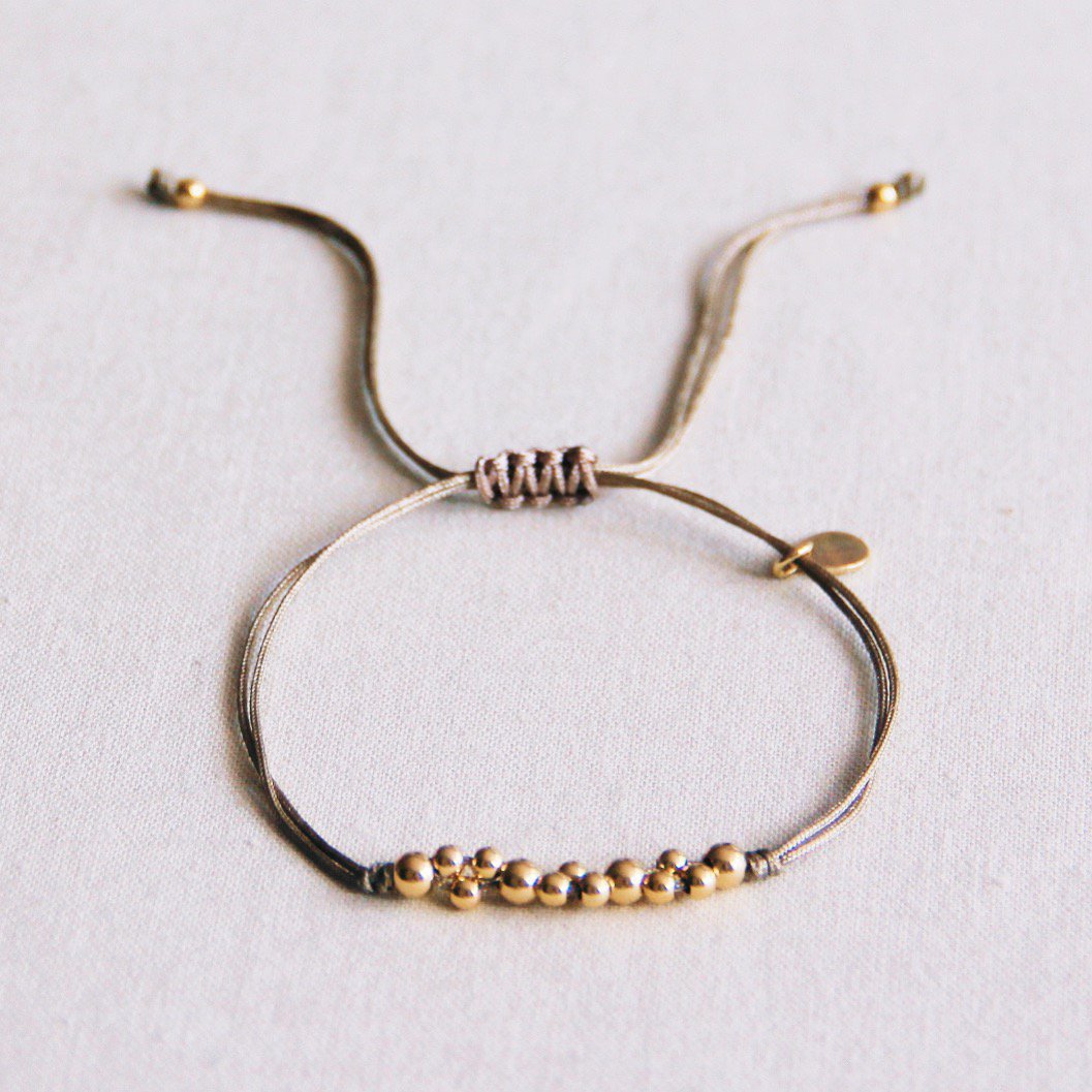 Satijnen armband met goudkleurige kralen - taupe / goud