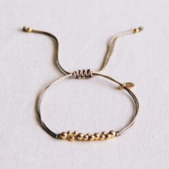 Satijnen armband met goudkleurige kralen - taupe / goud