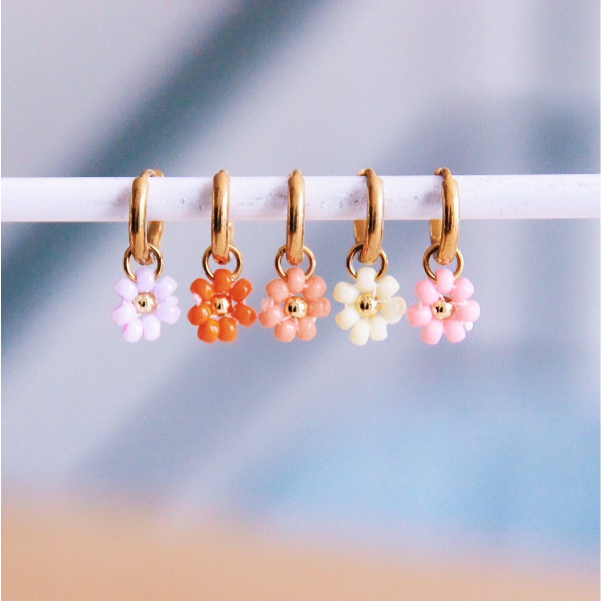 Roestvrijstalen hoepel oorbellen met madeliefje bloem - koraal - Afbeelding 2