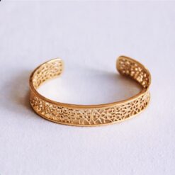 Brede armband met open patroon